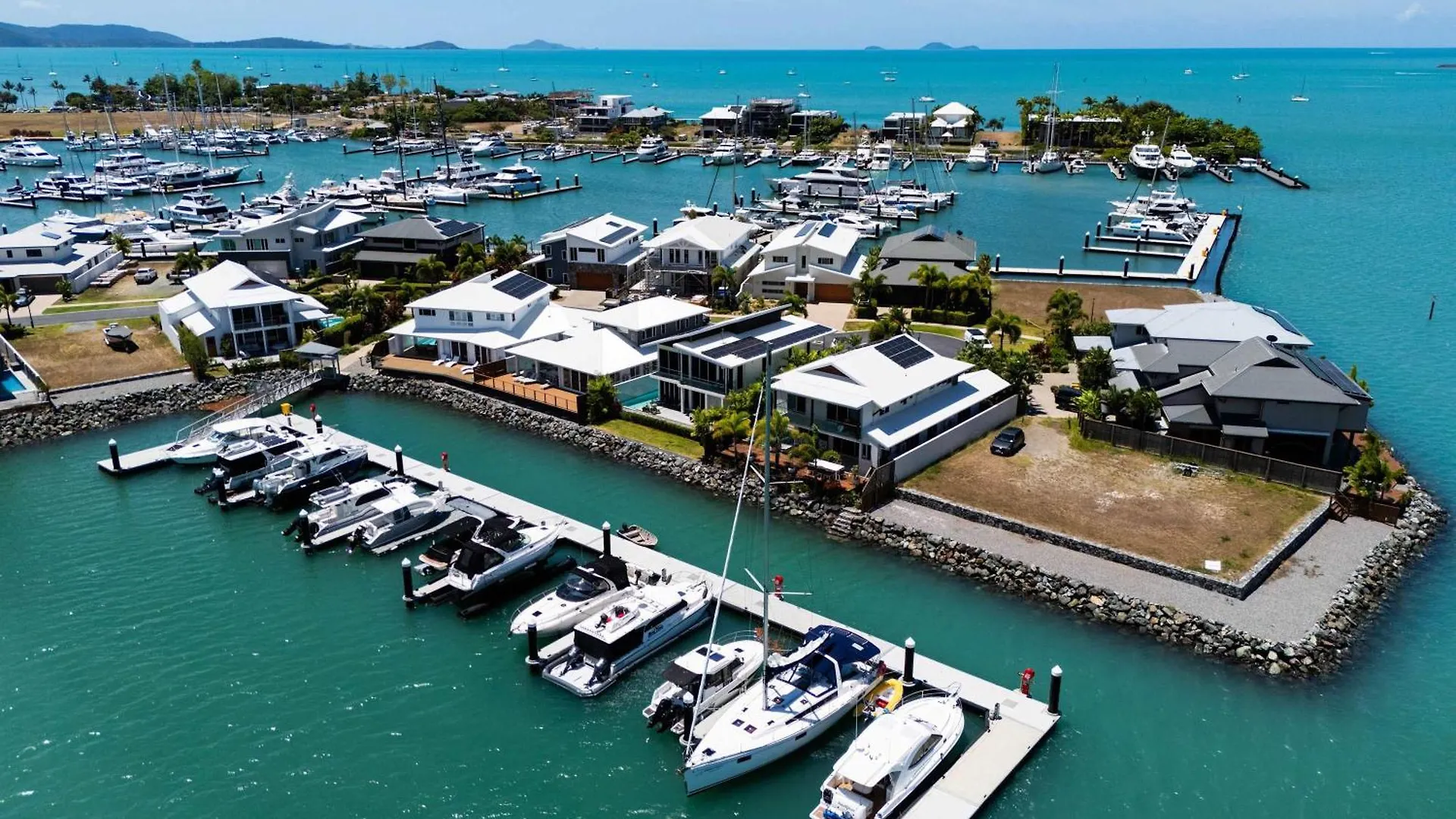 Cove 18 - Luxury Beach House Airlie Beach Australia