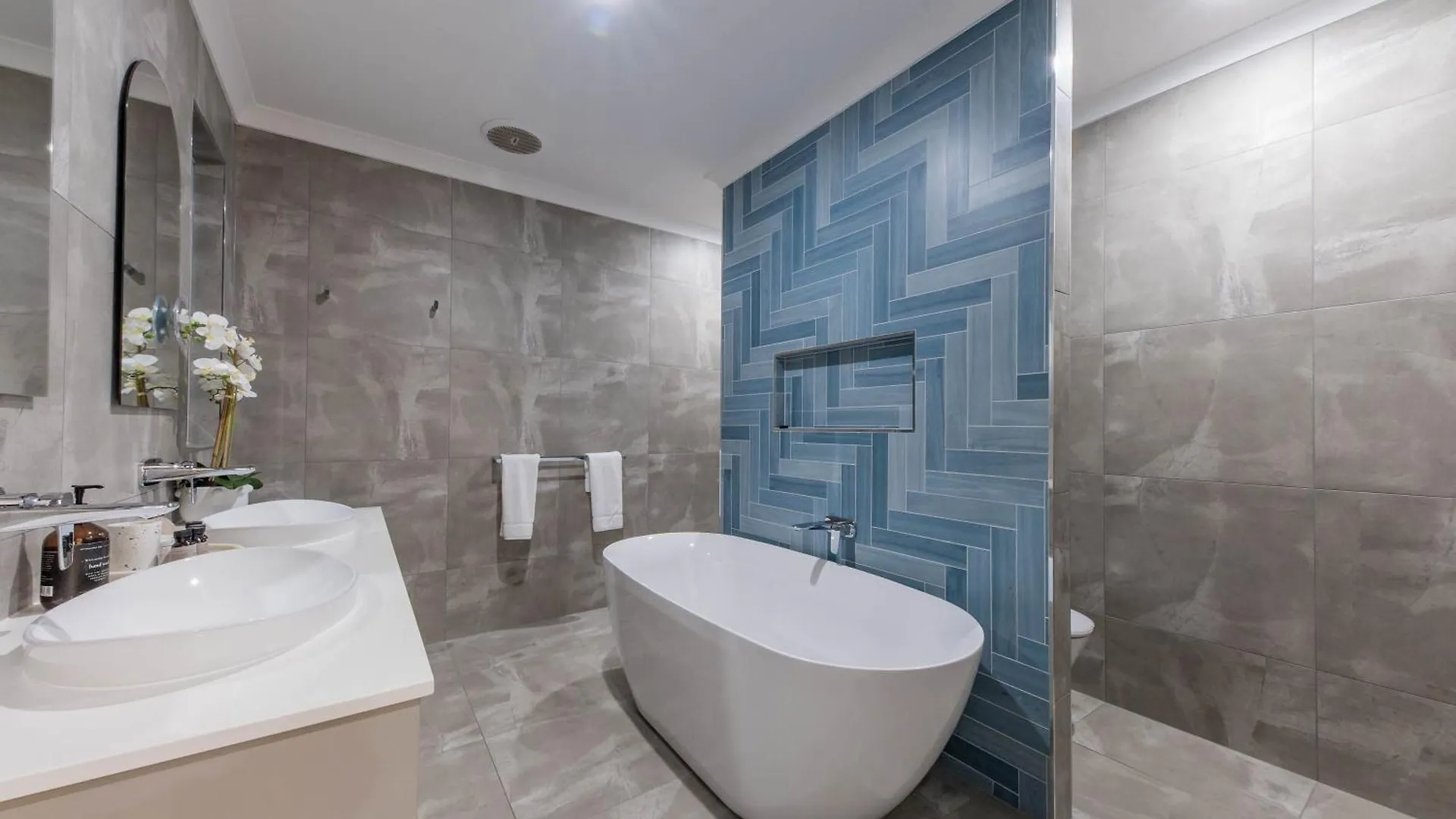 Cove 18 - Luxury Beach House Airlie Beach
